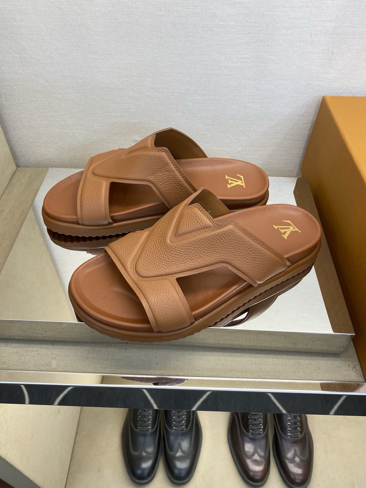 ⚠️【L ＊V】⚠️高品质，顶尖工艺品⚠️男士拖鞋⚠️正码：39 －45⚠最新经典L压花拖！🐂货！清爽夏