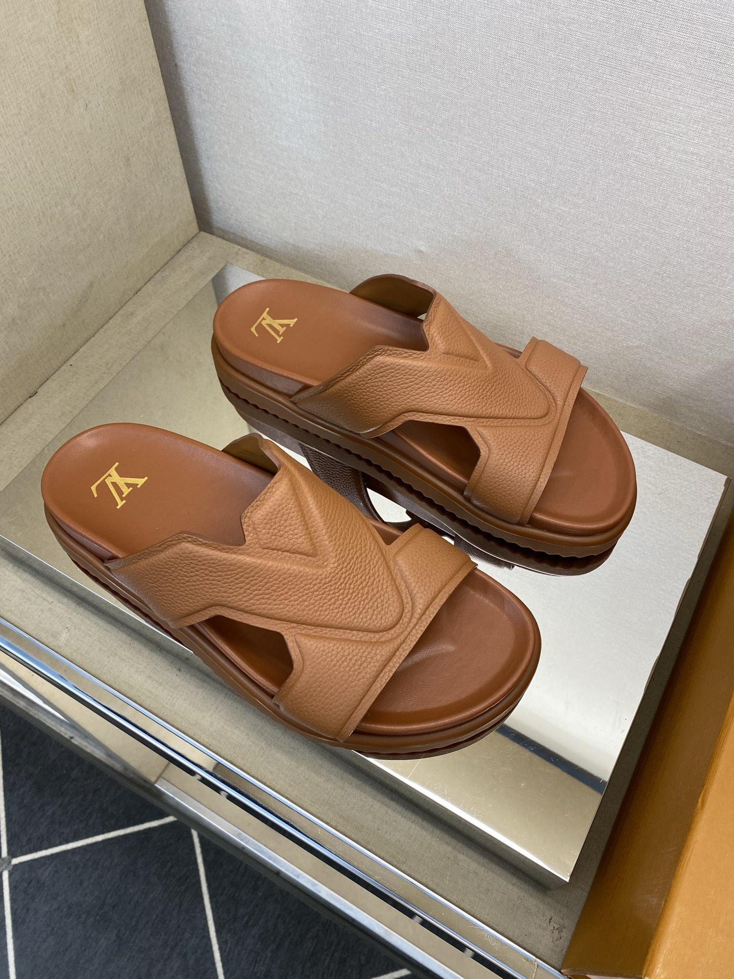 ⚠️【L ＊V】⚠️高品质，顶尖工艺品⚠️男士拖鞋⚠️正码：39 －45⚠最新经典L压花拖！🐂货！清爽夏