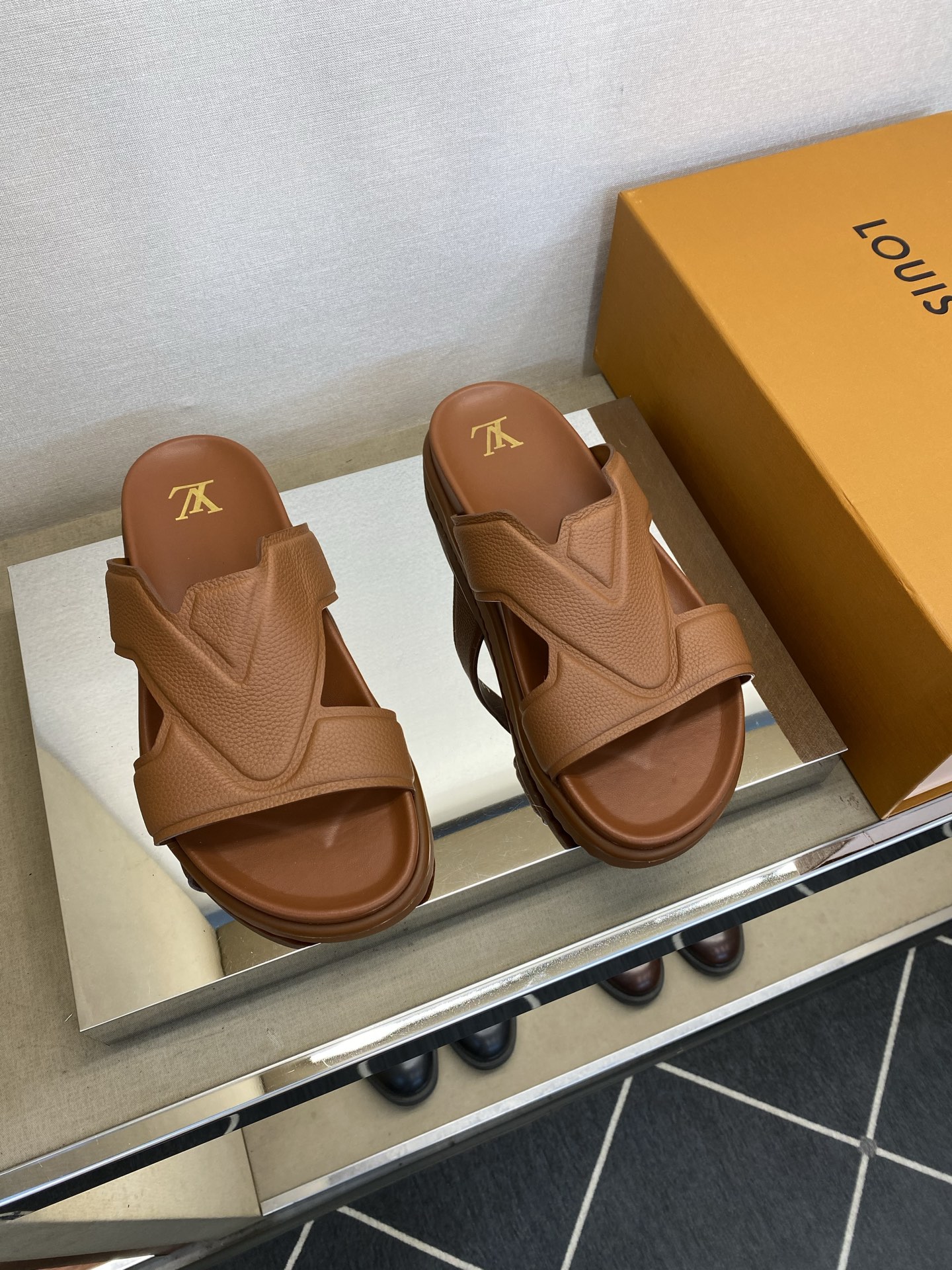 ⚠️【L ＊V】⚠️高品质，顶尖工艺品⚠️男士拖鞋⚠️正码：39 －45⚠最新经典L压花拖！🐂货！清爽夏