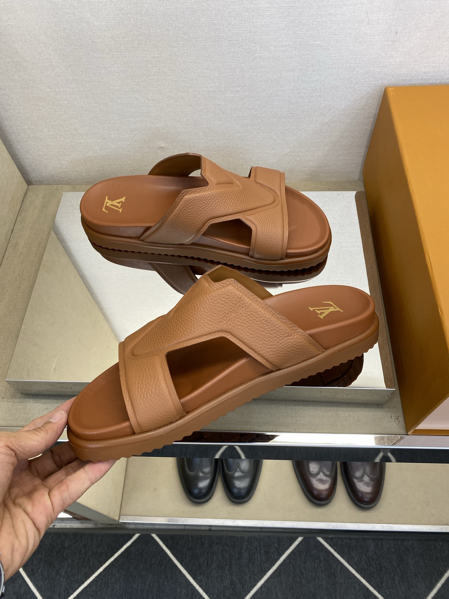 ⚠️【L ＊V】⚠️高品质，顶尖工艺品⚠️男士拖鞋⚠️正码：39 －45⚠最新经典L压花拖！🐂货！清爽夏