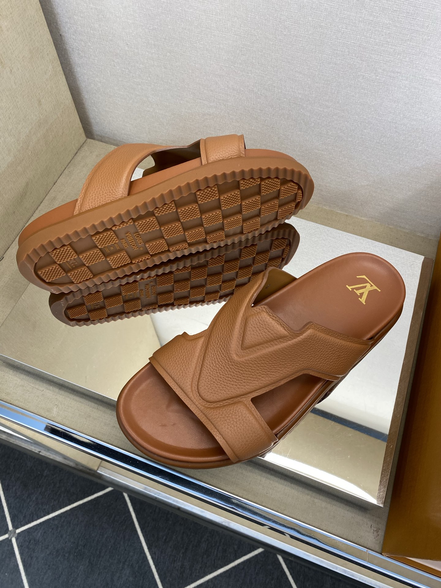 ⚠️【L ＊V】⚠️高品质，顶尖工艺品⚠️男士拖鞋⚠️正码：39 －45⚠最新经典L压花拖！🐂货！清爽夏