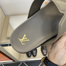 ⚠️【L *V】⚠️高品质,顶尖工艺品⚠️男士拖鞋⚠️正码:39 -45⚠最新经典L压花拖!🐂货!清爽夏 ⚠️【L *V】⚠️高品质,顶尖工艺品⚠️男士拖鞋⚠️正码:39 -45⚠最新经典L压花拖!🐂货!清爽夏