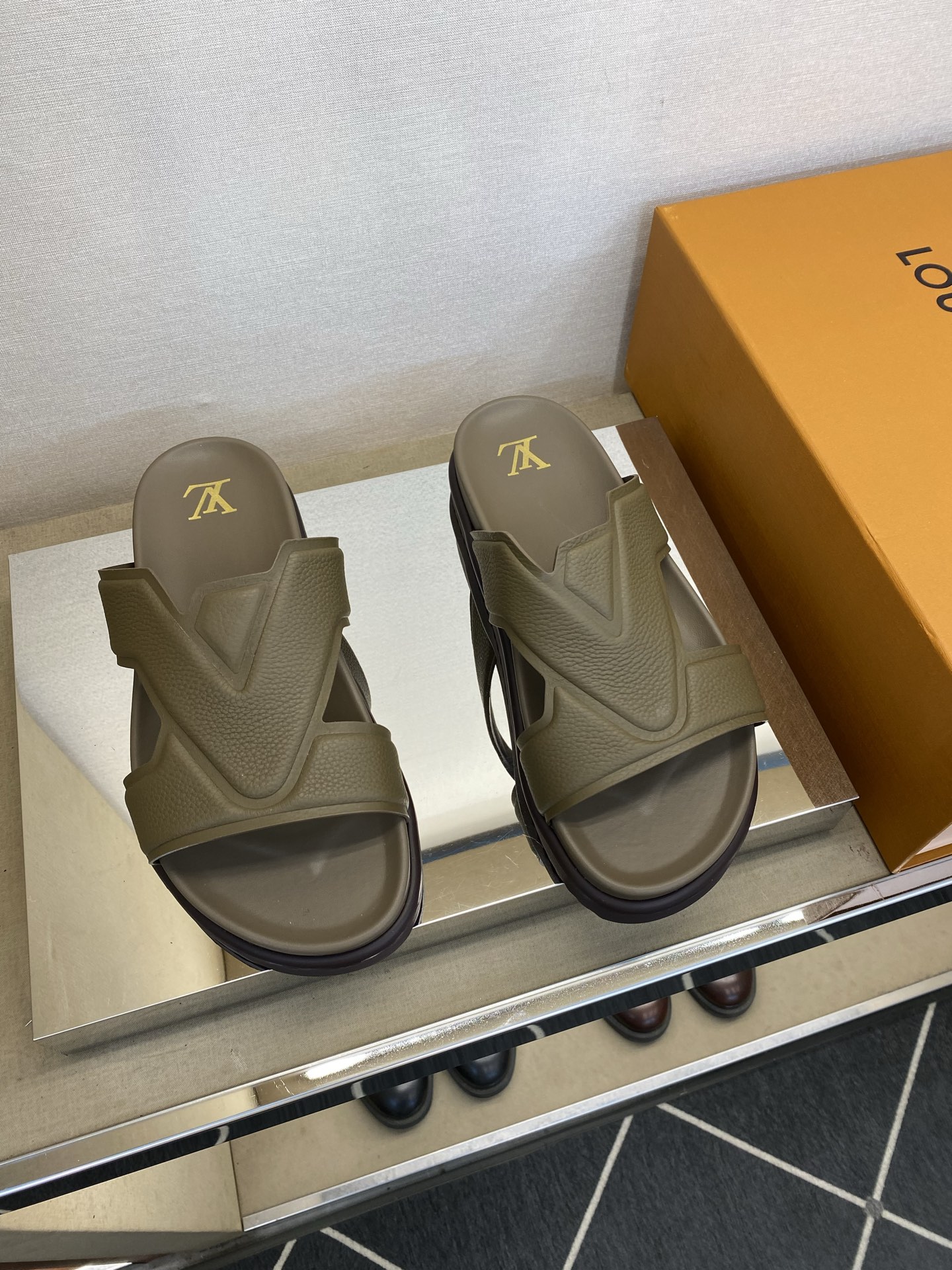 ⚠️【L ＊V】⚠️高品质，顶尖工艺品⚠️男士拖鞋⚠️正码：39 －45⚠最新经典L压花拖！🐂货！清爽夏
