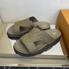 ⚠️【L *V】⚠️高品质,顶尖工艺品⚠️男士拖鞋⚠️正码:39 -45⚠最新经典L压花拖!🐂货!清爽夏 ⚠️【L *V】⚠️高品质,顶尖工艺品⚠️男士拖鞋⚠️正码:39 -45⚠最新经典L压花拖!🐂货!清爽夏