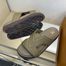 ⚠️【L *V】⚠️高品质,顶尖工艺品⚠️男士拖鞋⚠️正码:39 -45⚠最新经典L压花拖!🐂货!清爽夏 ⚠️【L *V】⚠️高品质,顶尖工艺品⚠️男士拖鞋⚠️正码:39 -45⚠最新经典L压花拖!🐂货!清爽夏