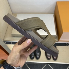 ⚠️【L *V】⚠️高品质,顶尖工艺品⚠️男士拖鞋⚠️正码:39 -45⚠最新经典L压花拖!🐂货!清爽夏 ⚠️【L *V】⚠️高品质,顶尖工艺品⚠️男士拖鞋⚠️正码:39 -45⚠最新经典L压花拖!🐂货!清爽夏