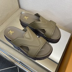 ⚠️【L *V】⚠️高品质,顶尖工艺品⚠️男士拖鞋⚠️正码:39 -45⚠最新经典L压花拖!🐂货!清爽夏 ⚠️【L *V】⚠️高品质,顶尖工艺品⚠️男士拖鞋⚠️正码:39 -45⚠最新经典L压花拖!🐂货!清爽夏