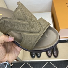 ⚠️【L *V】⚠️高品质,顶尖工艺品⚠️男士拖鞋⚠️正码:39 -45⚠最新经典L压花拖!🐂货!清爽夏 ⚠️【L *V】⚠️高品质,顶尖工艺品⚠️男士拖鞋⚠️正码:39 -45⚠最新经典L压花拖!🐂货!清爽夏