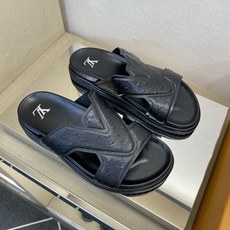⚠️【L *V】⚠️高品质,顶尖工艺品⚠️男士拖鞋⚠️正码:39 -45⚠最新经典L压花拖!🐂货!清爽夏 ⚠️【L *V】⚠️高品质,顶尖工艺品⚠️男士拖鞋⚠️正码:39 -45⚠最新经典L压花拖!🐂货!清爽夏