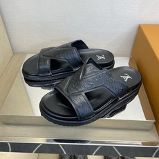 ⚠️【L *V】⚠️高品质,顶尖工艺品⚠️男士拖鞋⚠️正码:39 -45⚠最新经典L压花拖!🐂货!清爽夏 ⚠️【L *V】⚠️高品质,顶尖工艺品⚠️男士拖鞋⚠️正码:39 -45⚠最新经典L压花拖!🐂货!清爽夏