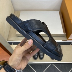 ⚠️【L *V】⚠️高品质,顶尖工艺品⚠️男士拖鞋⚠️正码:39 -45⚠最新经典L压花拖!🐂货!清爽夏 ⚠️【L *V】⚠️高品质,顶尖工艺品⚠️男士拖鞋⚠️正码:39 -45⚠最新经典L压花拖!🐂货!清爽夏