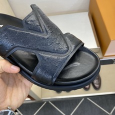⚠️【L *V】⚠️高品质,顶尖工艺品⚠️男士拖鞋⚠️正码:39 -45⚠最新经典L压花拖!🐂货!清爽夏 ⚠️【L *V】⚠️高品质,顶尖工艺品⚠️男士拖鞋⚠️正码:39 -45⚠最新经典L压花拖!🐂货!清爽夏