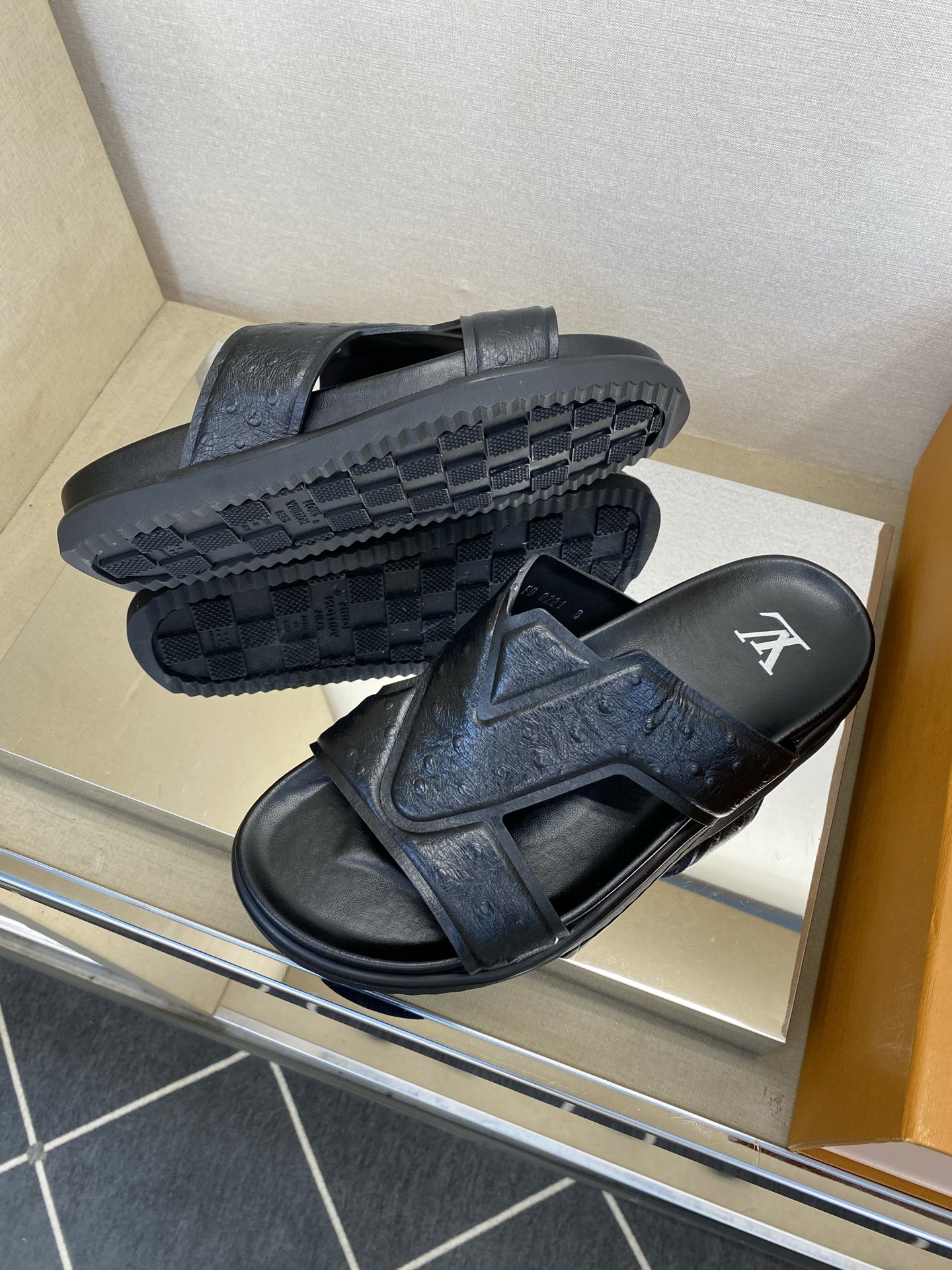 ⚠️【L *V】⚠️高品质,顶尖工艺品⚠️男士拖鞋⚠️正码:39 -45⚠最新经典L压花拖!🐂货!清爽夏 ⚠️【L *V】⚠️高品质,顶尖工艺品⚠️男士拖鞋⚠️正码:39 -45⚠最新经典L压花拖!🐂货!清爽夏