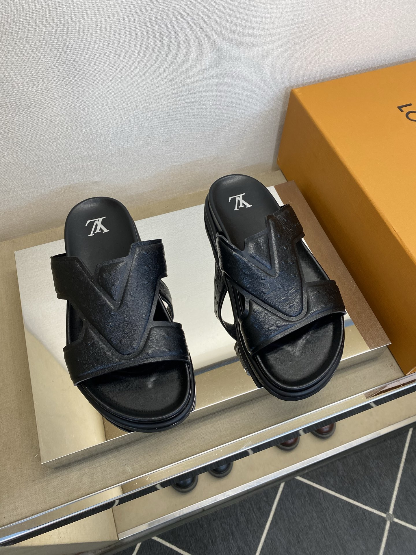 ⚠️【L ＊V】⚠️高品质，顶尖工艺品⚠️男士拖鞋⚠️正码：39 －45⚠最新经典L压花拖！🐂货！清爽夏