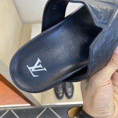 ⚠️【L *V】⚠️高品质,顶尖工艺品⚠️男士拖鞋⚠️正码:39 -45⚠最新经典L压花拖!🐂货!清爽夏 ⚠️【L *V】⚠️高品质,顶尖工艺品⚠️男士拖鞋⚠️正码:39 -45⚠最新经典L压花拖!🐂货!清爽夏