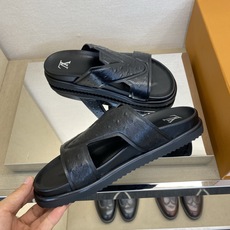 ⚠️【L *V】⚠️高品质,顶尖工艺品⚠️男士拖鞋⚠️正码:39 -45⚠最新经典L压花拖!🐂货!清爽夏 ⚠️【L *V】⚠️高品质,顶尖工艺品⚠️男士拖鞋⚠️正码:39 -45⚠最新经典L压花拖!🐂货!清爽夏