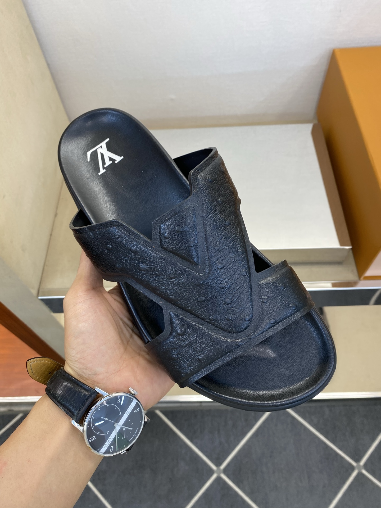 ⚠️【L *V】⚠️高品质,顶尖工艺品⚠️男士拖鞋⚠️正码:39 -45⚠最新经典L压花拖!🐂货!清爽夏 ⚠️【L *V】⚠️高品质,顶尖工艺品⚠️男士拖鞋⚠️正码:39 -45⚠最新经典L压花拖!🐂货!清爽夏