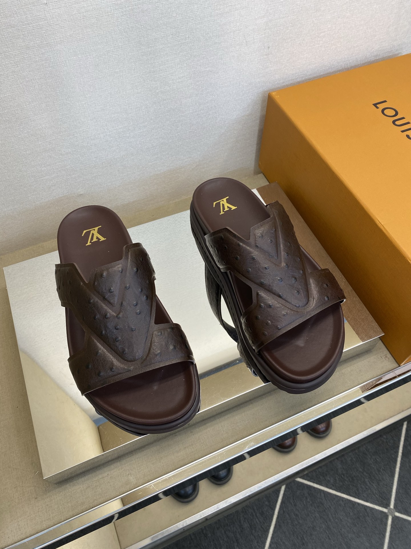 ⚠️【L ＊V】⚠️高品质，顶尖工艺品⚠️男士拖鞋⚠️正码：39 －45⚠最新经典L压花拖！🐂货！清爽夏