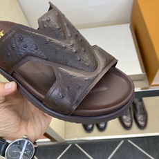⚠️【L *V】⚠️高品质,顶尖工艺品⚠️男士拖鞋⚠️正码:39 -45⚠最新经典L压花拖!🐂货!清爽夏 ⚠️【L *V】⚠️高品质,顶尖工艺品⚠️男士拖鞋⚠️正码:39 -45⚠最新经典L压花拖!🐂货!清爽夏