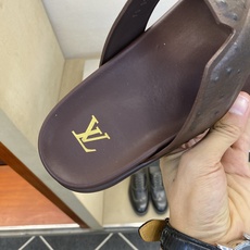 ⚠️【L *V】⚠️高品质,顶尖工艺品⚠️男士拖鞋⚠️正码:39 -45⚠最新经典L压花拖!🐂货!清爽夏 ⚠️【L *V】⚠️高品质,顶尖工艺品⚠️男士拖鞋⚠️正码:39 -45⚠最新经典L压花拖!🐂货!清爽夏