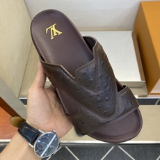⚠️【L *V】⚠️高品质,顶尖工艺品⚠️男士拖鞋⚠️正码:39 -45⚠最新经典L压花拖!🐂货!清爽夏 ⚠️【L *V】⚠️高品质,顶尖工艺品⚠️男士拖鞋⚠️正码:39 -45⚠最新经典L压花拖!🐂货!清爽夏
