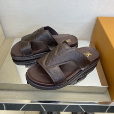 ⚠️【L *V】⚠️高品质,顶尖工艺品⚠️男士拖鞋⚠️正码:39 -45⚠最新经典L压花拖!🐂货!清爽夏 ⚠️【L *V】⚠️高品质,顶尖工艺品⚠️男士拖鞋⚠️正码:39 -45⚠最新经典L压花拖!🐂货!清爽夏