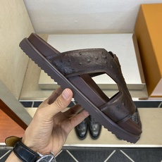 ⚠️【L *V】⚠️高品质,顶尖工艺品⚠️男士拖鞋⚠️正码:39 -45⚠最新经典L压花拖!🐂货!清爽夏 ⚠️【L *V】⚠️高品质,顶尖工艺品⚠️男士拖鞋⚠️正码:39 -45⚠最新经典L压花拖!🐂货!清爽夏