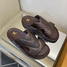 ⚠️【L *V】⚠️高品质,顶尖工艺品⚠️男士拖鞋⚠️正码:39 -45⚠最新经典L压花拖!🐂货!清爽夏 ⚠️【L *V】⚠️高品质,顶尖工艺品⚠️男士拖鞋⚠️正码:39 -45⚠最新经典L压花拖!🐂货!清爽夏