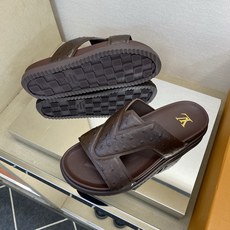 ⚠️【L *V】⚠️高品质,顶尖工艺品⚠️男士拖鞋⚠️正码:39 -45⚠最新经典L压花拖!🐂货!清爽夏 ⚠️【L *V】⚠️高品质,顶尖工艺品⚠️男士拖鞋⚠️正码:39 -45⚠最新经典L压花拖!🐂货!清爽夏