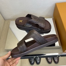 ⚠️【L *V】⚠️高品质,顶尖工艺品⚠️男士拖鞋⚠️正码:39 -45⚠最新经典L压花拖!🐂货!清爽夏 ⚠️【L *V】⚠️高品质,顶尖工艺品⚠️男士拖鞋⚠️正码:39 -45⚠最新经典L压花拖!🐂货!清爽夏