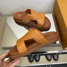 ⚠️【L *V】⚠️高品质,顶尖工艺品⚠️男士拖鞋⚠️正码:39 -45⚠最新经典L压花拖!🐂货!清爽夏 ⚠️【L *V】⚠️高品质,顶尖工艺品⚠️男士拖鞋⚠️正码:39 -45⚠最新经典L压花拖!🐂货!清爽夏