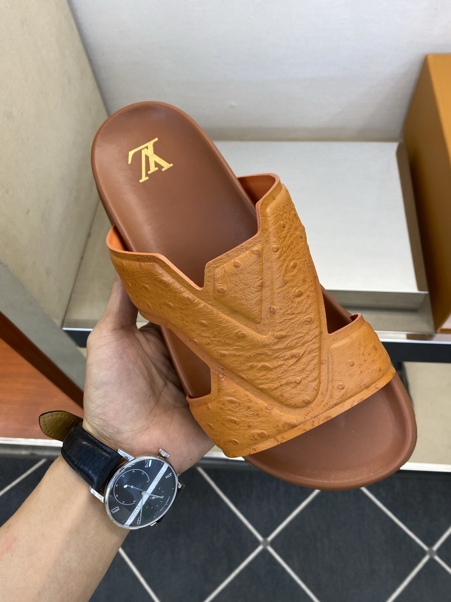⚠️【L *V】⚠️高品质,顶尖工艺品⚠️男士拖鞋⚠️正码:39 -45⚠最新经典L压花拖!🐂货!清爽夏 ⚠️【L *V】⚠️高品质,顶尖工艺品⚠️男士拖鞋⚠️正码:39 -45⚠最新经典L压花拖!🐂货!清爽夏