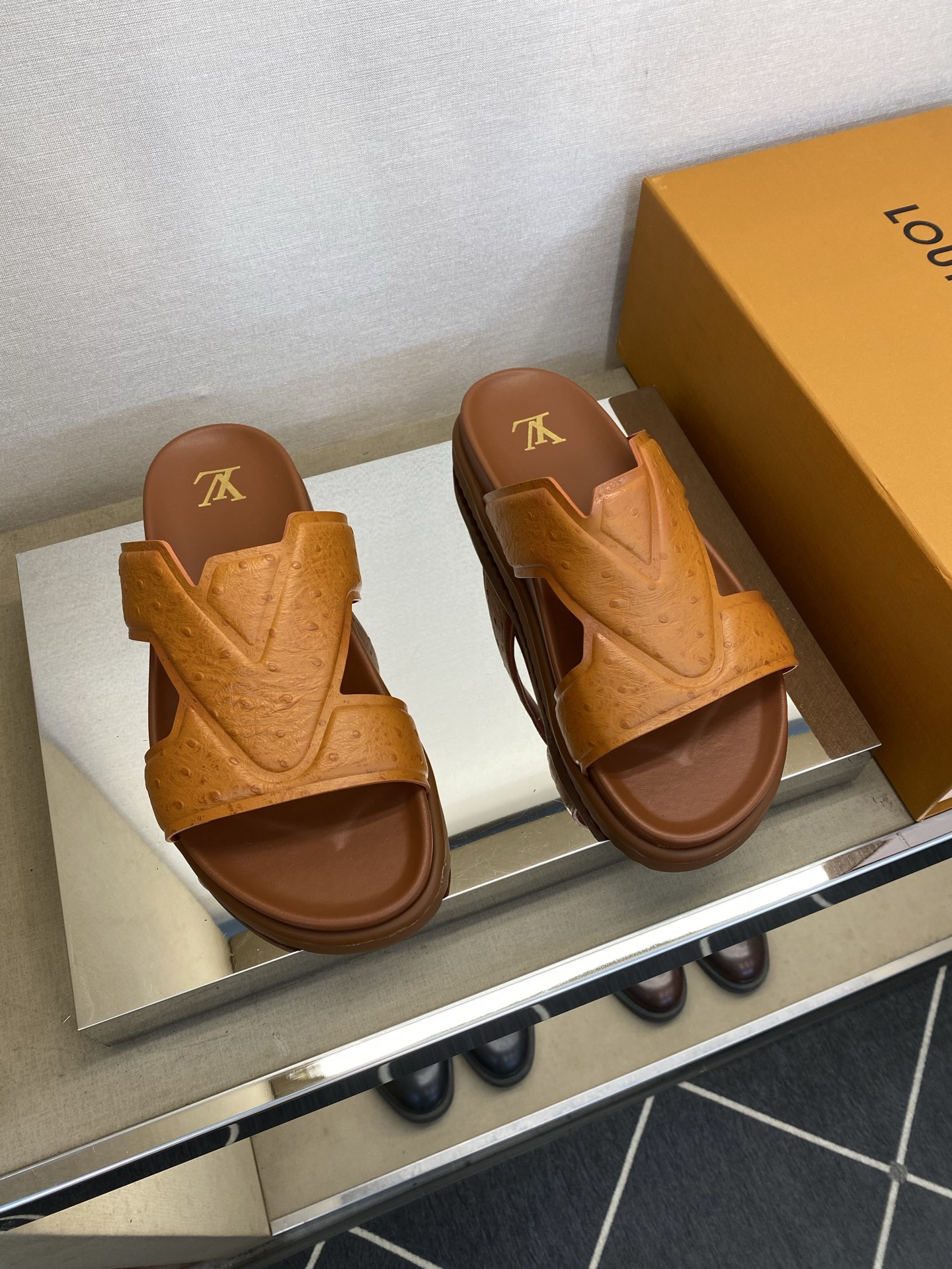 ⚠️【L ＊V】⚠️高品质，顶尖工艺品⚠️男士拖鞋⚠️正码：39 －45⚠最新经典L压花拖！🐂货！清爽夏
