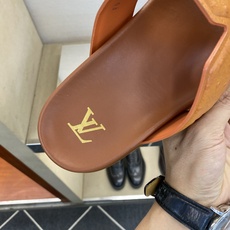 ⚠️【L *V】⚠️高品质,顶尖工艺品⚠️男士拖鞋⚠️正码:39 -45⚠最新经典L压花拖!🐂货!清爽夏 ⚠️【L *V】⚠️高品质,顶尖工艺品⚠️男士拖鞋⚠️正码:39 -45⚠最新经典L压花拖!🐂货!清爽夏