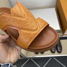 ⚠️【L *V】⚠️高品质,顶尖工艺品⚠️男士拖鞋⚠️正码:39 -45⚠最新经典L压花拖!🐂货!清爽夏 ⚠️【L *V】⚠️高品质,顶尖工艺品⚠️男士拖鞋⚠️正码:39 -45⚠最新经典L压花拖!🐂货!清爽夏