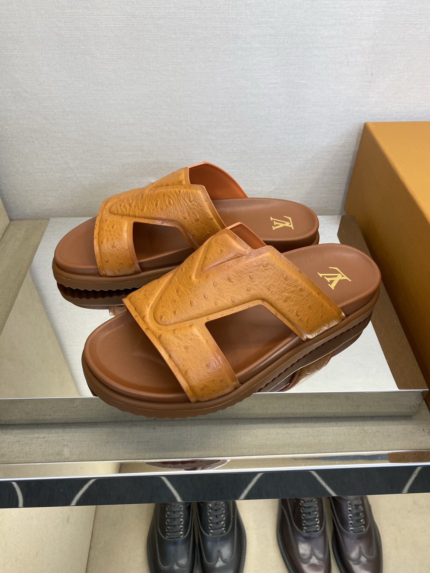 ⚠️【L *V】⚠️高品质,顶尖工艺品⚠️男士拖鞋⚠️正码:39 -45⚠最新经典L压花拖!🐂货!清爽夏 ⚠️【L *V】⚠️高品质,顶尖工艺品⚠️男士拖鞋⚠️正码:39 -45⚠最新经典L压花拖!🐂货!清爽夏