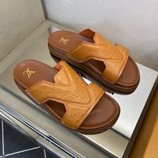 ⚠️【L *V】⚠️高品质,顶尖工艺品⚠️男士拖鞋⚠️正码:39 -45⚠最新经典L压花拖!🐂货!清爽夏 ⚠️【L *V】⚠️高品质,顶尖工艺品⚠️男士拖鞋⚠️正码:39 -45⚠最新经典L压花拖!🐂货!清爽夏