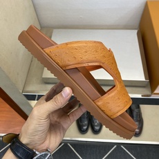 ⚠️【L *V】⚠️高品质,顶尖工艺品⚠️男士拖鞋⚠️正码:39 -45⚠最新经典L压花拖!🐂货!清爽夏 ⚠️【L *V】⚠️高品质,顶尖工艺品⚠️男士拖鞋⚠️正码:39 -45⚠最新经典L压花拖!🐂货!清爽夏
