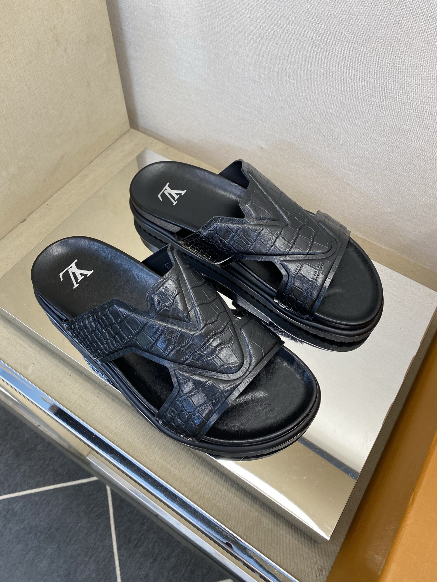 ⚠️【L *V】⚠️高品质,顶尖工艺品⚠️男士拖鞋⚠️正码:39 -45⚠最新经典L压花拖!🐂货!清爽夏 ⚠️【L *V】⚠️高品质,顶尖工艺品⚠️男士拖鞋⚠️正码:39 -45⚠最新经典L压花拖!🐂货!清爽夏
