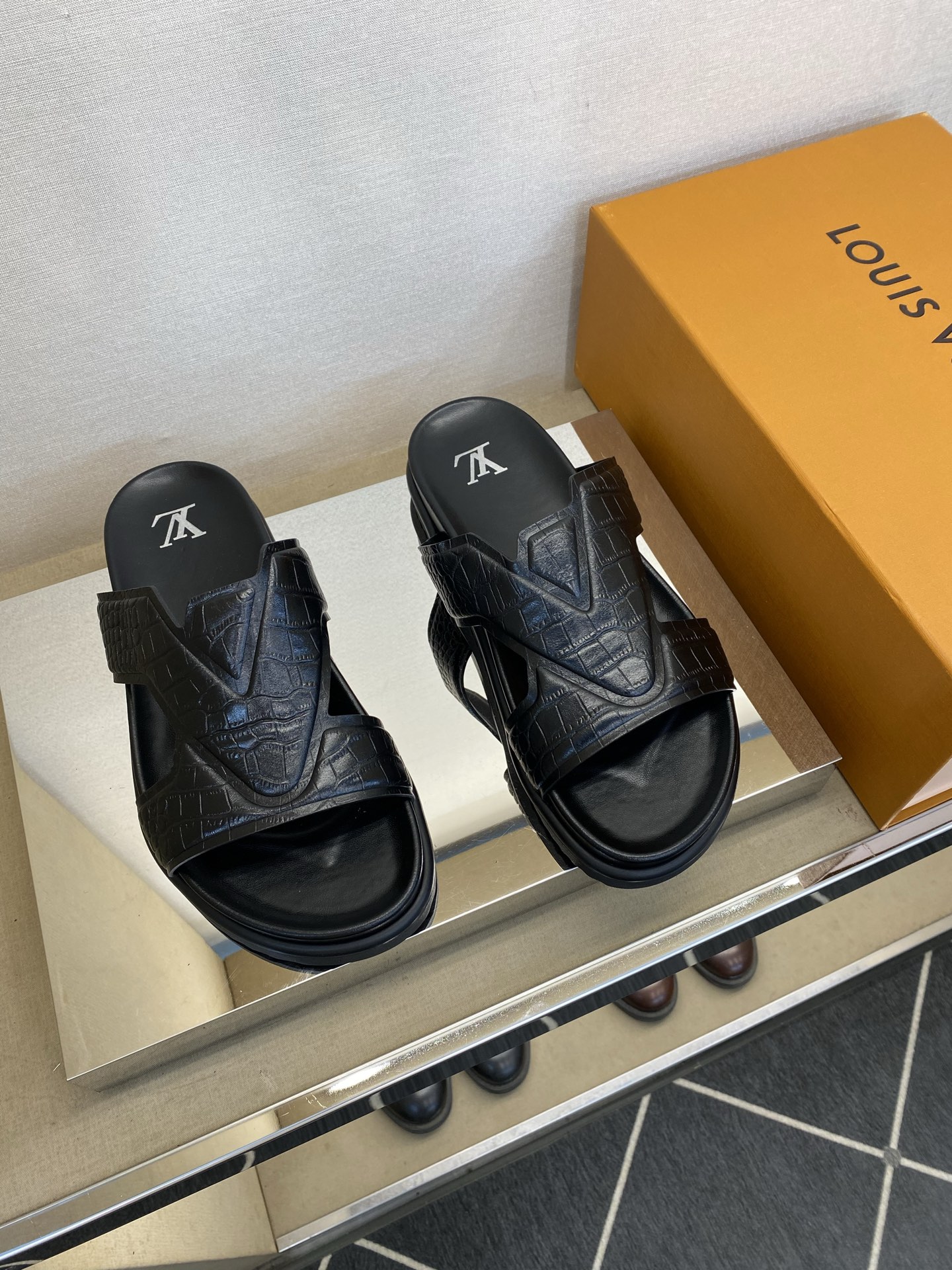 ⚠️【L ＊V】⚠️高品质，顶尖工艺品⚠️男士拖鞋⚠️正码：39 －45⚠最新经典L压花拖！🐂货！清爽夏