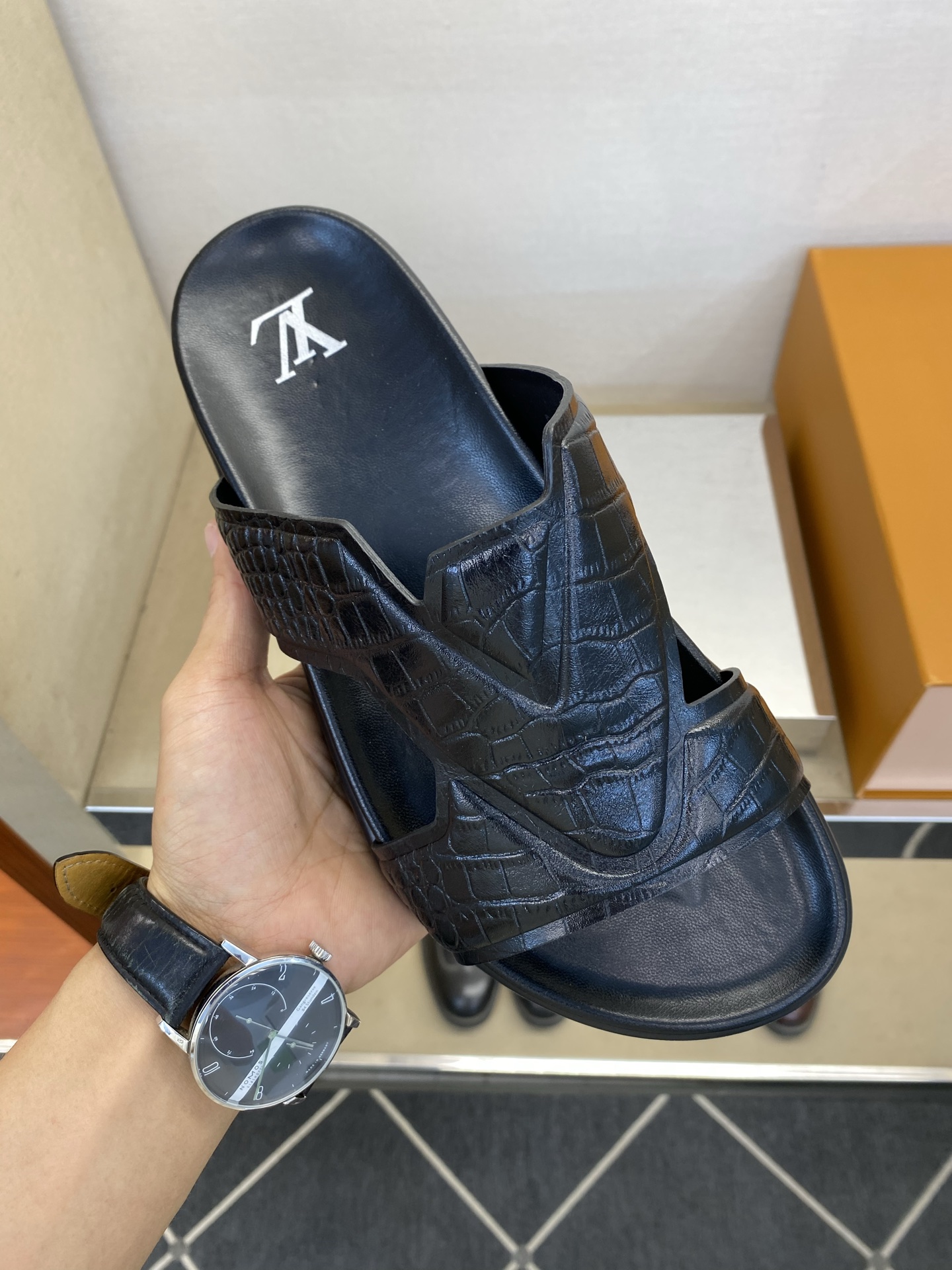 ⚠️【L *V】⚠️高品质,顶尖工艺品⚠️男士拖鞋⚠️正码:39 -45⚠最新经典L压花拖!🐂货!清爽夏 ⚠️【L *V】⚠️高品质,顶尖工艺品⚠️男士拖鞋⚠️正码:39 -45⚠最新经典L压花拖!🐂货!清爽夏