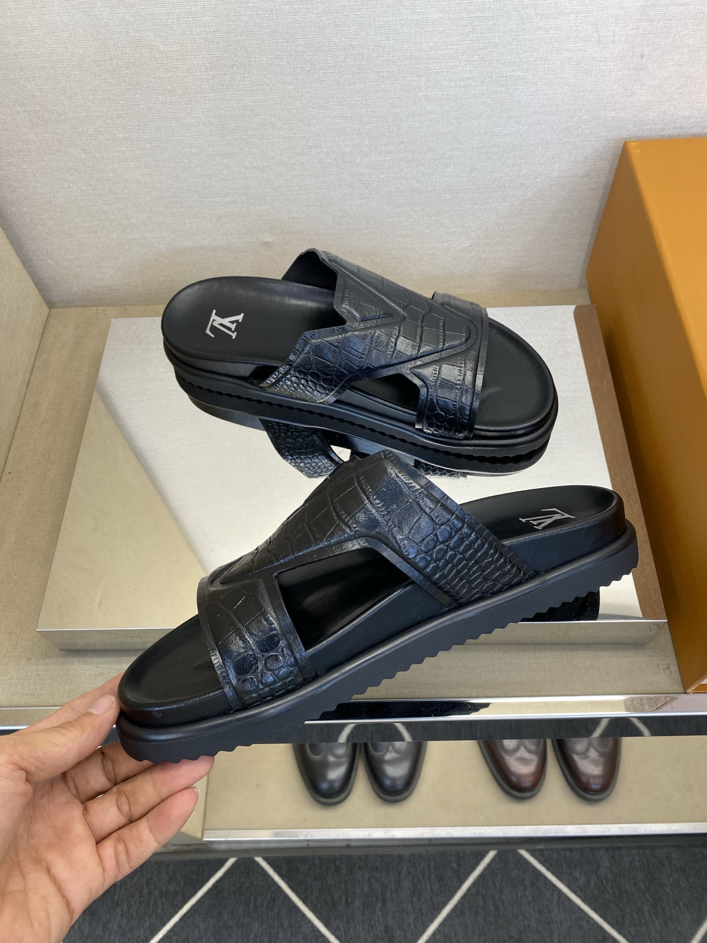 ⚠️【L *V】⚠️高品质,顶尖工艺品⚠️男士拖鞋⚠️正码:39 -45⚠最新经典L压花拖!🐂货!清爽夏 ⚠️【L *V】⚠️高品质,顶尖工艺品⚠️男士拖鞋⚠️正码:39 -45⚠最新经典L压花拖!🐂货!清爽夏