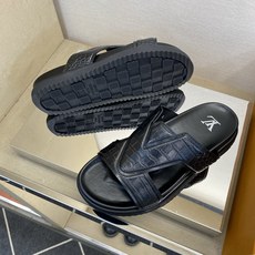 ⚠️【L *V】⚠️高品质,顶尖工艺品⚠️男士拖鞋⚠️正码:39 -45⚠最新经典L压花拖!🐂货!清爽夏 ⚠️【L *V】⚠️高品质,顶尖工艺品⚠️男士拖鞋⚠️正码:39 -45⚠最新经典L压花拖!🐂货!清爽夏