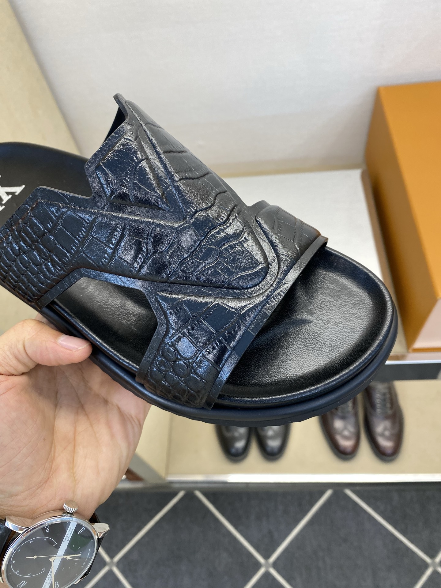⚠️【L *V】⚠️高品质,顶尖工艺品⚠️男士拖鞋⚠️正码:39 -45⚠最新经典L压花拖!🐂货!清爽夏 ⚠️【L *V】⚠️高品质,顶尖工艺品⚠️男士拖鞋⚠️正码:39 -45⚠最新经典L压花拖!🐂货!清爽夏