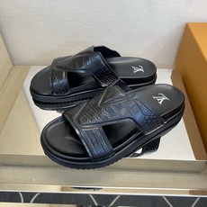⚠️【L *V】⚠️高品质,顶尖工艺品⚠️男士拖鞋⚠️正码:39 -45⚠最新经典L压花拖!🐂货!清爽夏 ⚠️【L *V】⚠️高品质,顶尖工艺品⚠️男士拖鞋⚠️正码:39 -45⚠最新经典L压花拖!🐂货!清爽夏