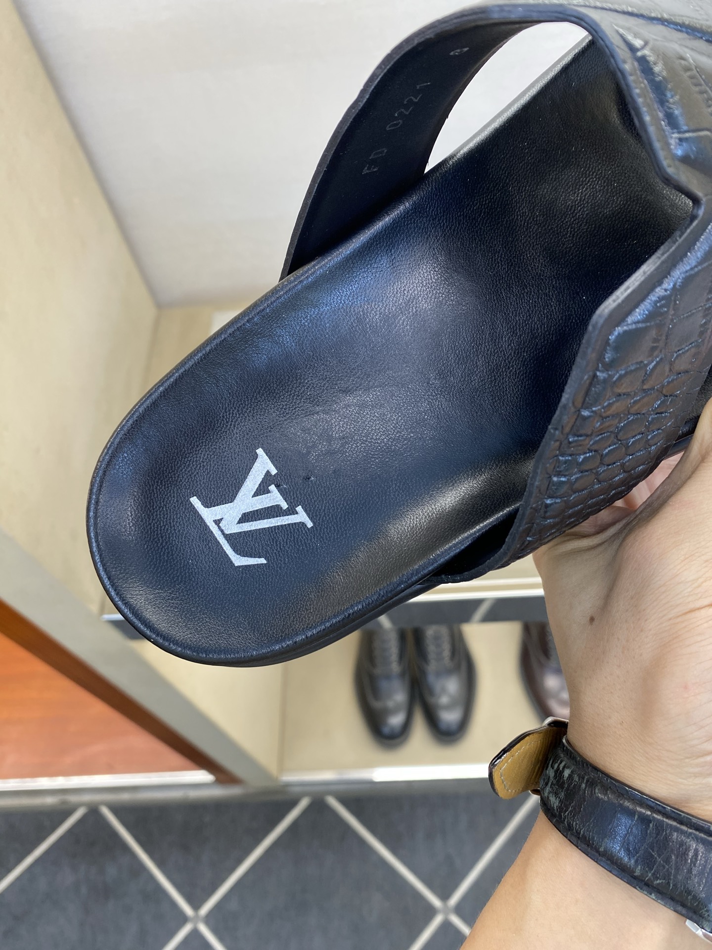 ⚠️【L *V】⚠️高品质,顶尖工艺品⚠️男士拖鞋⚠️正码:39 -45⚠最新经典L压花拖!🐂货!清爽夏 ⚠️【L *V】⚠️高品质,顶尖工艺品⚠️男士拖鞋⚠️正码:39 -45⚠最新经典L压花拖!🐂货!清爽夏