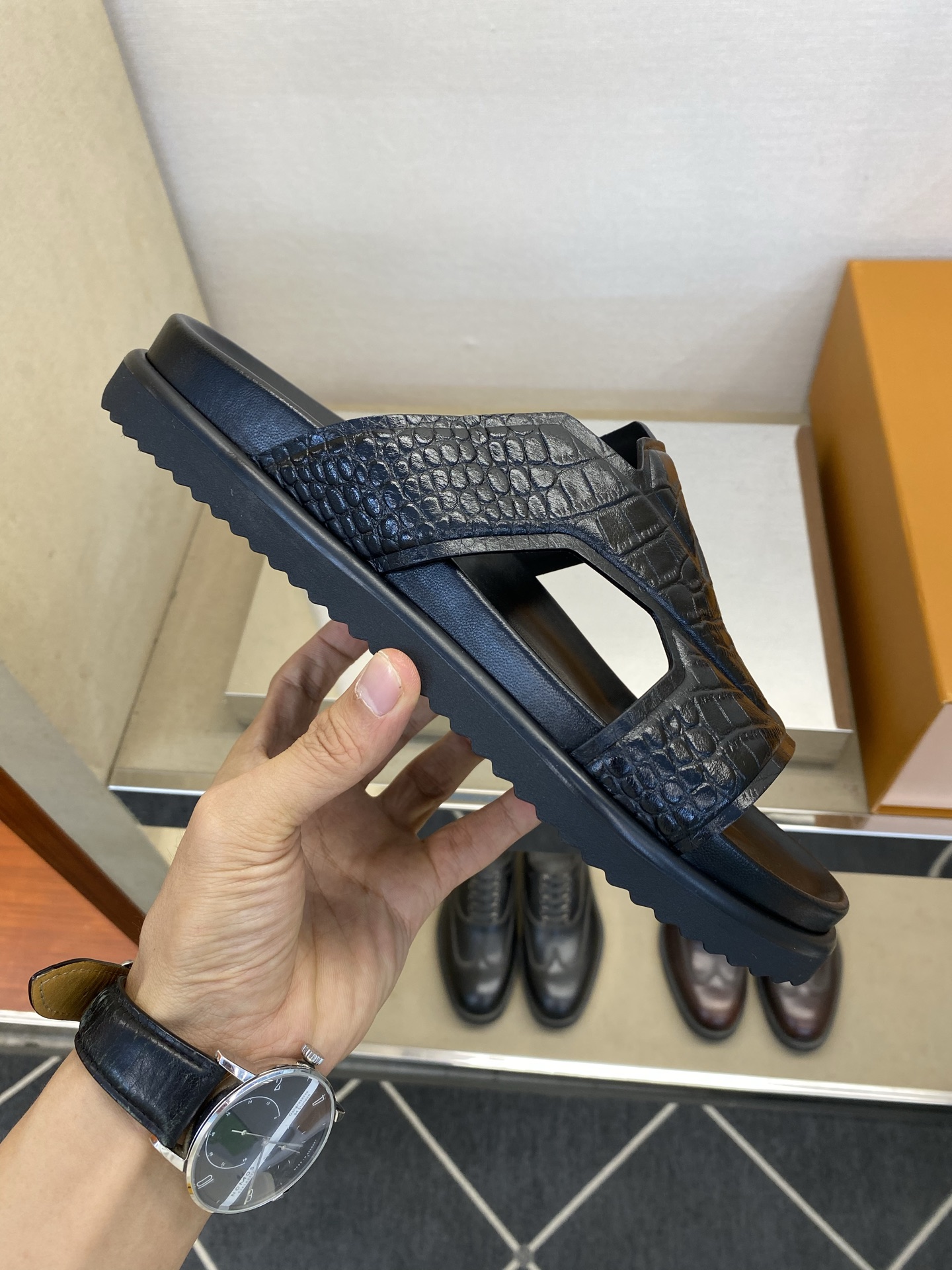 ⚠️【L *V】⚠️高品质,顶尖工艺品⚠️男士拖鞋⚠️正码:39 -45⚠最新经典L压花拖!🐂货!清爽夏 ⚠️【L *V】⚠️高品质,顶尖工艺品⚠️男士拖鞋⚠️正码:39 -45⚠最新经典L压花拖!🐂货!清爽夏