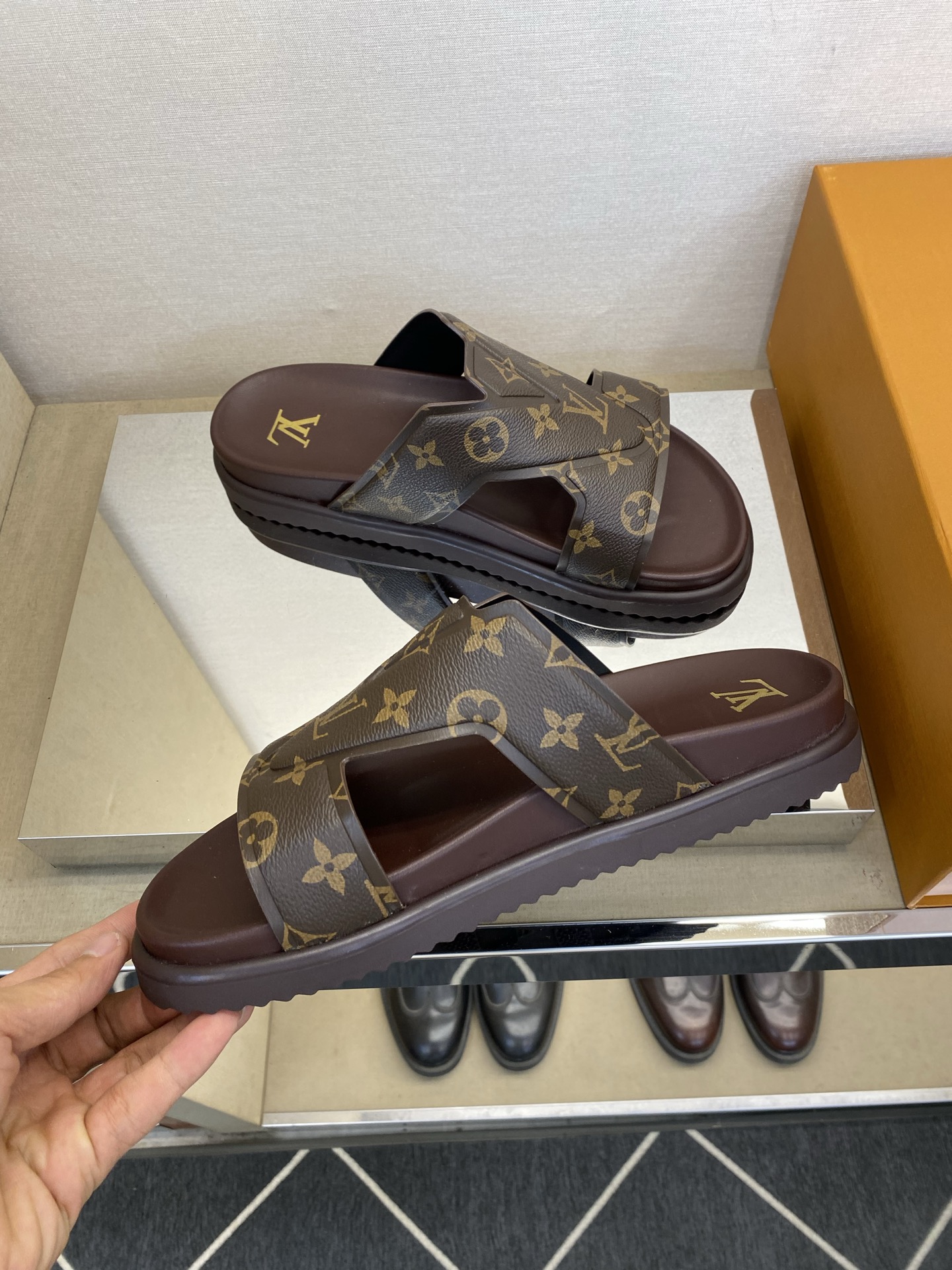 ⚠️【L *V】⚠️高品质,顶尖工艺品⚠️男士拖鞋⚠️正码:39 -45⚠最新经典L压花拖!🐂货!清爽夏 ⚠️【L *V】⚠️高品质,顶尖工艺品⚠️男士拖鞋⚠️正码:39 -45⚠最新经典L压花拖!🐂货!清爽夏