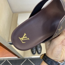 ⚠️【L *V】⚠️高品质,顶尖工艺品⚠️男士拖鞋⚠️正码:39 -45⚠最新经典L压花拖!🐂货!清爽夏 ⚠️【L *V】⚠️高品质,顶尖工艺品⚠️男士拖鞋⚠️正码:39 -45⚠最新经典L压花拖!🐂货!清爽夏