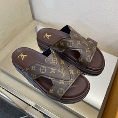 ⚠️【L *V】⚠️高品质,顶尖工艺品⚠️男士拖鞋⚠️正码:39 -45⚠最新经典L压花拖!🐂货!清爽夏 ⚠️【L *V】⚠️高品质,顶尖工艺品⚠️男士拖鞋⚠️正码:39 -45⚠最新经典L压花拖!🐂货!清爽夏